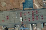 Imagen satelital de otra sección de la Base Aérea de Al Udeid donde se observa una alta concentración de aeronaves cisterna KC-135 y KC-46 distribuidas a lo largo de la plataforma, junto a varios aviones de transporte C-130. La agrupación masiva de medios de reabastecimiento en vuelo refuerza la capacidad de Estados Unidos para sostener operaciones aéreas prolongadas en Medio Oriente./ Créditos: Weibo / 觅熵 MizarVision.
