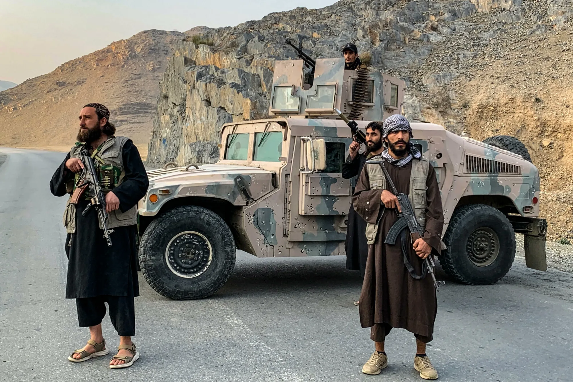 Las fuerzas de Pakistán y Afganistán se movilizan cerca de las zonas fronterizas en medio de los enfrentamientos, mientras los países de todo el mundo instan a ambas partes a actuar con moderación./ Créditos: Aljazeera.