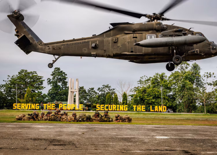 Los soldados estadounidenses entrenan junto a sus compañeros filipinos en el norte de Luzón, Filipinas, el 17 de junio de 2025. (Especialista Noe Cork/Ejército de EE. UU.)