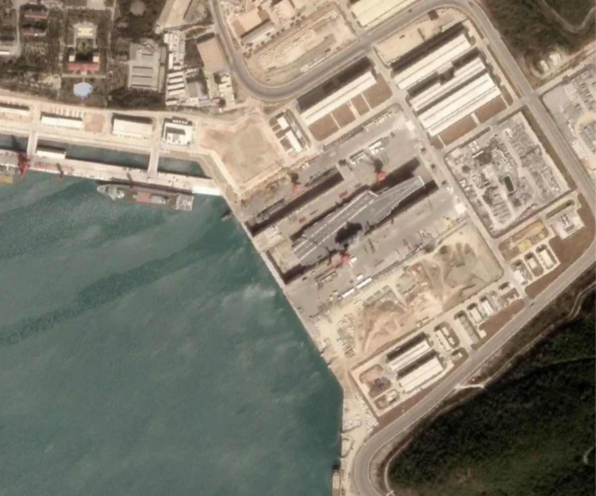 Portaviones Shandong en mantenimiento en la base naval de Yulin