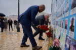 El ministro de Asuntos Exteriores de Ucrania, Andrii Sybiha, y su homólogo ghanés, Samuel Okudzeto Ablakwa, visitan el Muro del Recuerdo de los Caídos por Ucrania, situado fuera de la catedral de San Miguel, en medio del ataque de Rusia a Ucrania, en Kiev, Ucrania, el 25 de febrero de 2026. /Créditos: fotografía facilitada por Reuters.