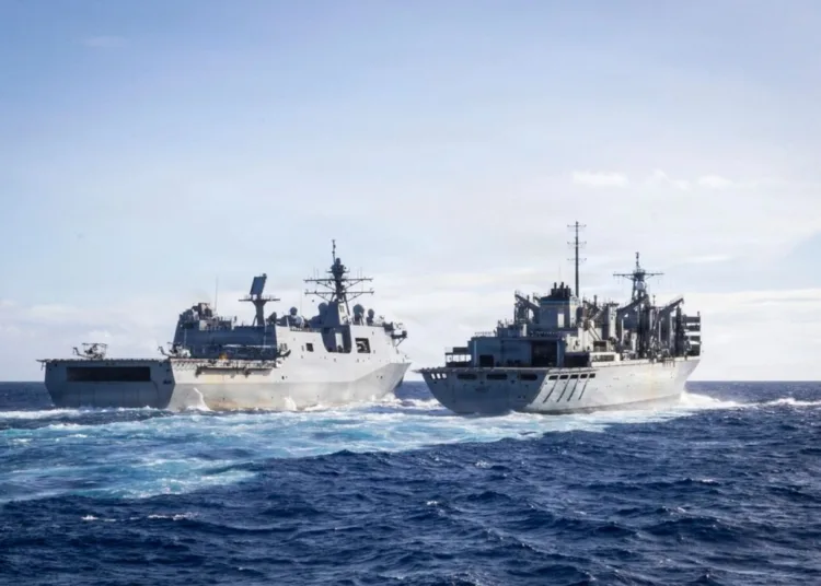 El crucero lanzamisiles clase Ticonderoga USS Gettysburg (CG 64) se prepara para navegar junto al buque de apoyo de combate rápido clase Supply USNS Supply (T-AOE 6) y el buque de transporte anfibio clase San Antonio USS Fort Lauderdale (LPD 28), en el mar Caribe, el 29 de enero de 2026. (Foto de la Armada de los EE. UU.)