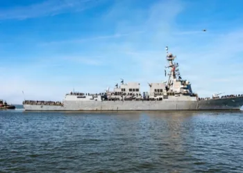 El destructor de misiles guiados clase Arleigh Burke USS Truxtun (DDG 103) partió de la Estación Naval de Norfolk para un despliegue programado el 3 de febrero de 2026. (Foto de la Armada de los EE. UU. por el Especialista en Comunicación de Masas de 2ª Clase Derek Cole)