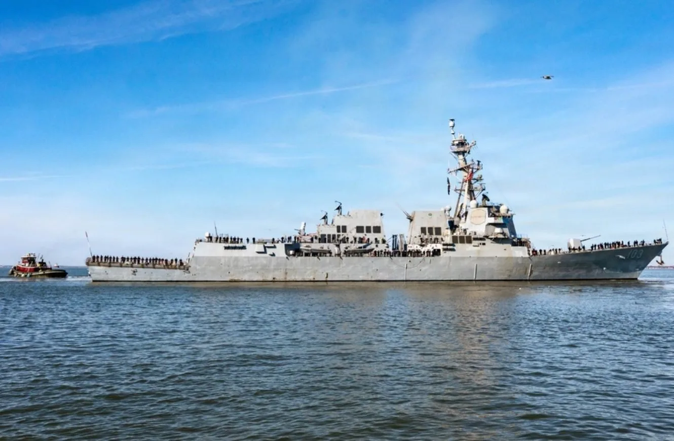 El destructor de misiles guiados clase Arleigh Burke USS Truxtun (DDG 103) partió de la Estación Naval de Norfolk para un despliegue programado el 3 de febrero de 2026. (Foto de la Armada de los EE. UU. por el Especialista en Comunicación de Masas de 2ª Clase Derek Cole)