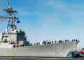 El destructor de misiles guiados clase Arleigh Burke USS Truxtun (DDG 103) partió de la Estación Naval de Norfolk para un despliegue programado el 3 de febrero de 2026. (Foto de la Armada de los EE. UU. por el Especialista en Comunicación de Masas de 2ª Clase Derek Cole)