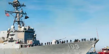 El destructor de misiles guiados clase Arleigh Burke USS Truxtun (DDG 103) partió de la Estación Naval de Norfolk para un despliegue programado el 3 de febrero de 2026. (Foto de la Armada de los EE. UU. por el Especialista en Comunicación de Masas de 2ª Clase Derek Cole)