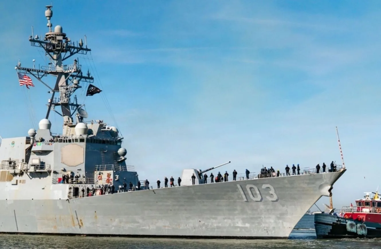 El destructor de misiles guiados clase Arleigh Burke USS Truxtun (DDG 103) partió de la Estación Naval de Norfolk para un despliegue programado el 3 de febrero de 2026. (Foto de la Armada de los EE. UU. por el Especialista en Comunicación de Masas de 2ª Clase Derek Cole)