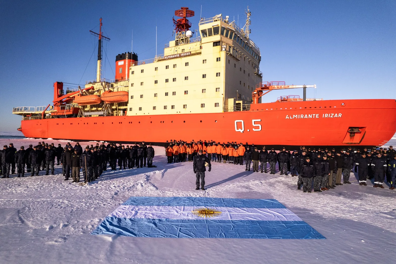El rompehielos ARA "Almirante Irízar" en la Campaña Antártica 2022-2023. Crédito: Ministerio de Defensa