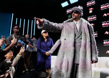 El artista del espectáculo de medio tiempo del Super Bowl LX de Apple Music, Bad Bunny, se retira tras una conferencia de prensa, el jueves 5 de febrero de 2026, en San Francisco, previa al Super Bowl 60 de la NFL entre los Seahawks de Seattle y los Patriots de Nueva Inglaterra. (Godofredo A. Vásquez / Associated Press)