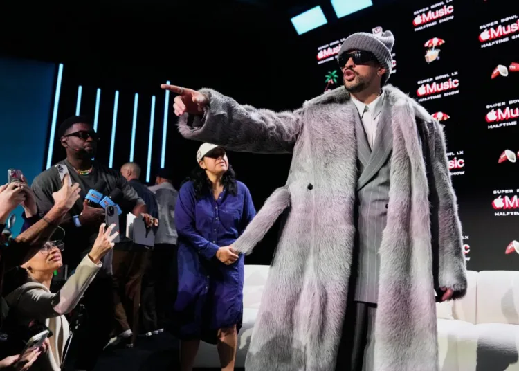 El artista del espectáculo de medio tiempo del Super Bowl LX de Apple Music, Bad Bunny, se retira tras una conferencia de prensa, el jueves 5 de febrero de 2026, en San Francisco, previa al Super Bowl 60 de la NFL entre los Seahawks de Seattle y los Patriots de Nueva Inglaterra. (Godofredo A. Vásquez / Associated Press)