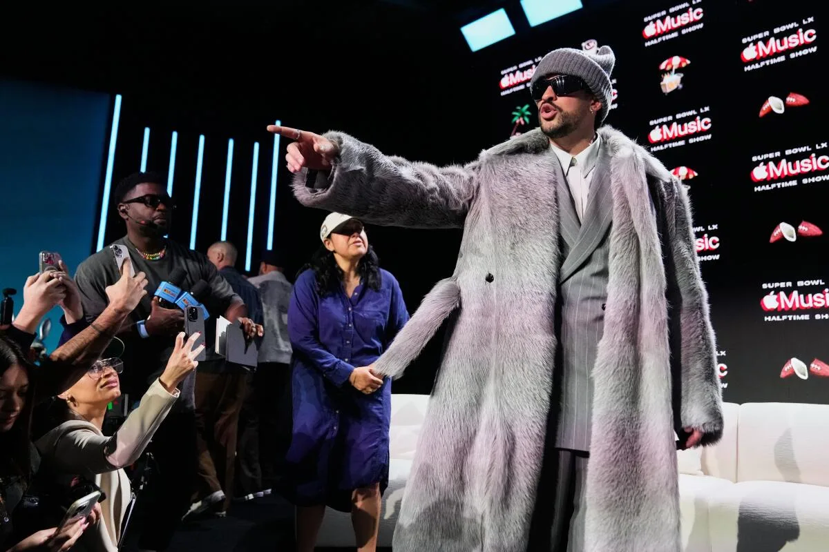 El artista del espectáculo de medio tiempo del Super Bowl LX de Apple Music, Bad Bunny, se retira tras una conferencia de prensa, el jueves 5 de febrero de 2026, en San Francisco, previa al Super Bowl 60 de la NFL entre los Seahawks de Seattle y los Patriots de Nueva Inglaterra. (Godofredo A. Vásquez / Associated Press)