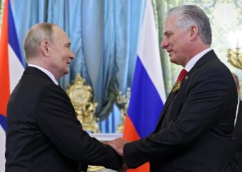 El presidente cubano Miguel Díaz-Canel se reunió con el presidente ruso Vladimir Putin. Crédito: Photo POOL
