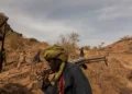 Miembros del grupo rebelde Ejército de Liberación de Sudán liderado por Abdul Wahid (SLA-AW) ascienden hacia las líneas del frente en Jebel Marra, Darfur Central, Sudán, el 4 de marzo de 2015. La zona montañosa ha sido un bastión del SLA-AW desde que estalló el conflicto entre la población marginada y el gobierno sudanés en 2003. Adriane Ohanesian