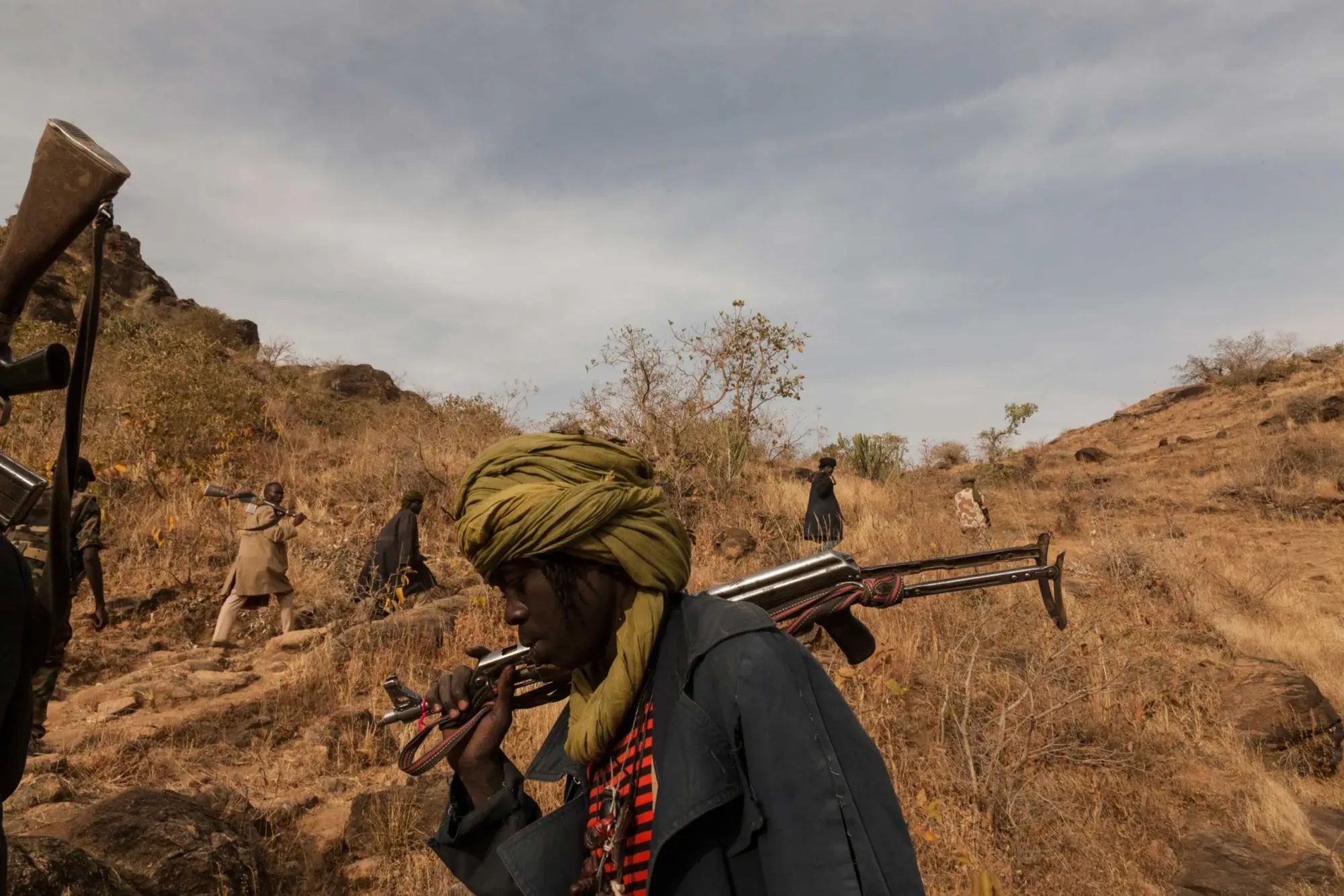 Miembros del grupo rebelde Ejército de Liberación de Sudán liderado por Abdul Wahid (SLA-AW) ascienden hacia las líneas del frente en Jebel Marra, Darfur Central, Sudán, el 4 de marzo de 2015. La zona montañosa ha sido un bastión del SLA-AW desde que estalló el conflicto entre la población marginada y el gobierno sudanés en 2003. Adriane Ohanesian