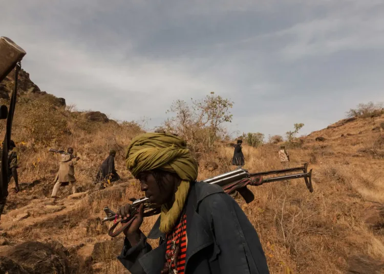 Miembros del grupo rebelde Ejército de Liberación de Sudán liderado por Abdul Wahid (SLA-AW) ascienden hacia las líneas del frente en Jebel Marra, Darfur Central, Sudán, el 4 de marzo de 2015. La zona montañosa ha sido un bastión del SLA-AW desde que estalló el conflicto entre la población marginada y el gobierno sudanés en 2003. Adriane Ohanesian