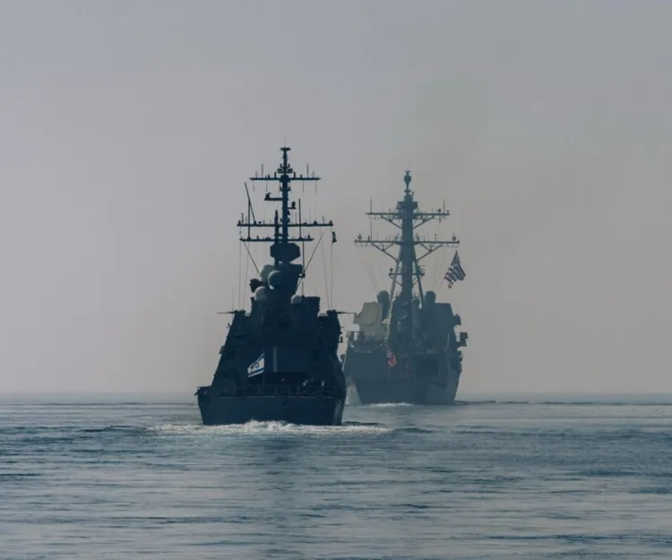 Ejercicio naval conjunto entre el destructor Delbert D. Black de Estados Unidos y la corbeta INS Eilat de Israel