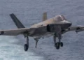 Un F-35C Lightning II, asignado al Escuadrón de Cazas de Ataque de los Marines (VMFA) 314, se prepara para realizar un aterrizaje detenido en la cubierta de vuelo del portaaviones de clase Nimitz USS Abraham Lincoln (CVN 72) el 24 de enero de 2026. (Foto de la Armada de los EE. UU. por el Especialista en Comunicación de Masas Aprendiz de Marinero Cesar Zavala)