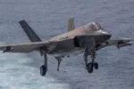 Un F-35C Lightning II, asignado al Escuadrón de Cazas de Ataque de los Marines (VMFA) 314, se prepara para realizar un aterrizaje detenido en la cubierta de vuelo del portaaviones de clase Nimitz USS Abraham Lincoln (CVN 72) el 24 de enero de 2026. (Foto de la Armada de los EE. UU. por el Especialista en Comunicación de Masas Aprendiz de Marinero Cesar Zavala)