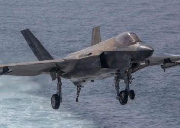 Un F-35C Lightning II, asignado al Escuadrón de Cazas de Ataque de los Marines (VMFA) 314, se prepara para realizar un aterrizaje detenido en la cubierta de vuelo del portaaviones de clase Nimitz USS Abraham Lincoln (CVN 72) el 24 de enero de 2026. (Foto de la Armada de los EE. UU. por el Especialista en Comunicación de Masas Aprendiz de Marinero Cesar Zavala)
