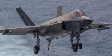 Un F-35C Lightning II, asignado al Escuadrón de Cazas de Ataque de los Marines (VMFA) 314, se prepara para realizar un aterrizaje detenido en la cubierta de vuelo del portaaviones de clase Nimitz USS Abraham Lincoln (CVN 72) el 24 de enero de 2026. (Foto de la Armada de los EE. UU. por el Especialista en Comunicación de Masas Aprendiz de Marinero Cesar Zavala)