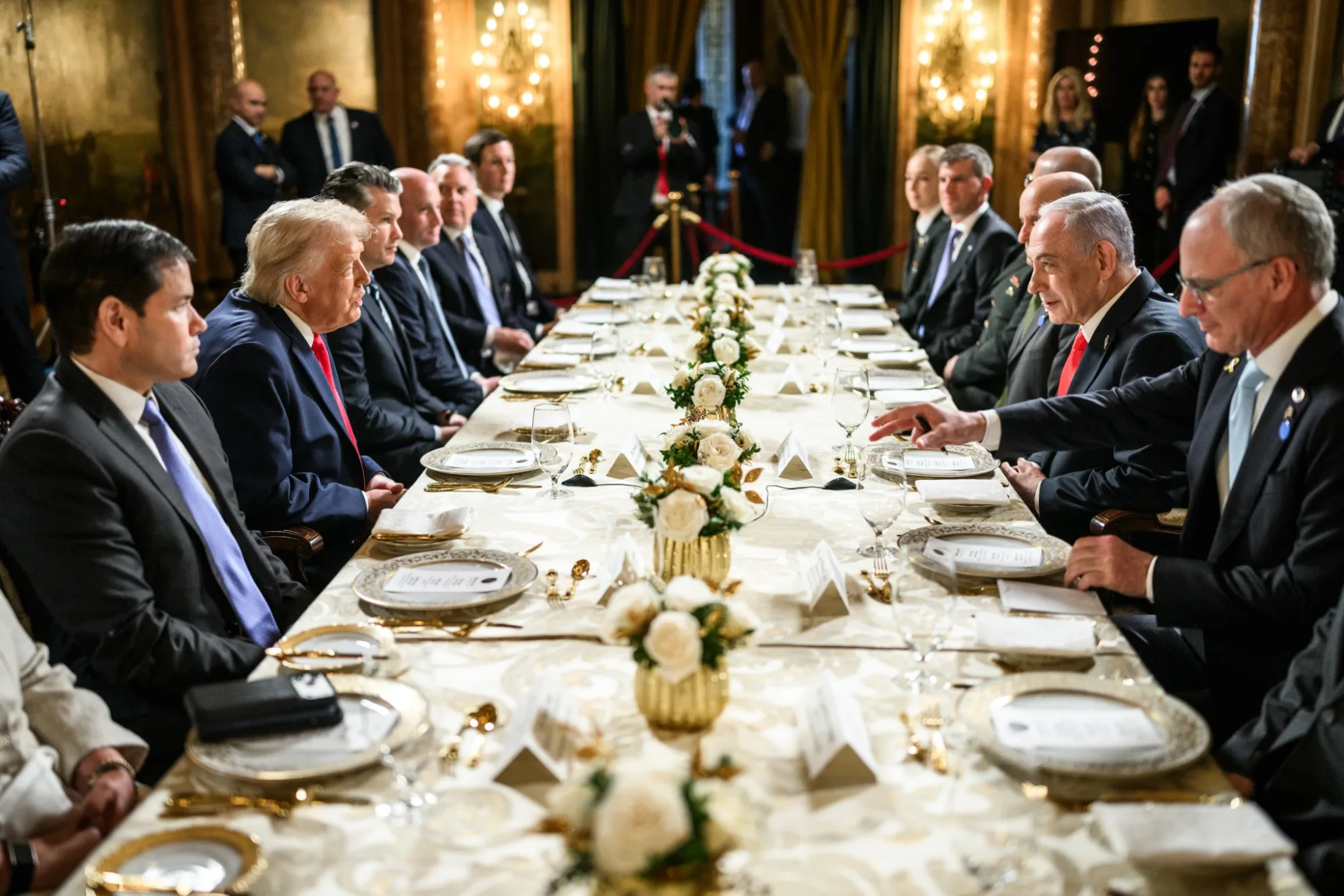 El presidente Donald Trump celebra una reunión bilateral con el primer ministro israelí, Benjamin Netanyahu, en Mar-a-Lago/ Crédito: The White House Gallery.