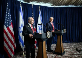 Tras la reunión entre el presidente estadounidense Donald Trump y el primer ministro israelí Benjamin Netanyahu, la discusión internacional se centra en cómo contener un arsenal que Irán considera esencial para su defensa y que Israel percibe como una amenaza existencial, en medio de negociaciones nucleares y crecientes tensiones regionales/ Crédito: The White House Gallery