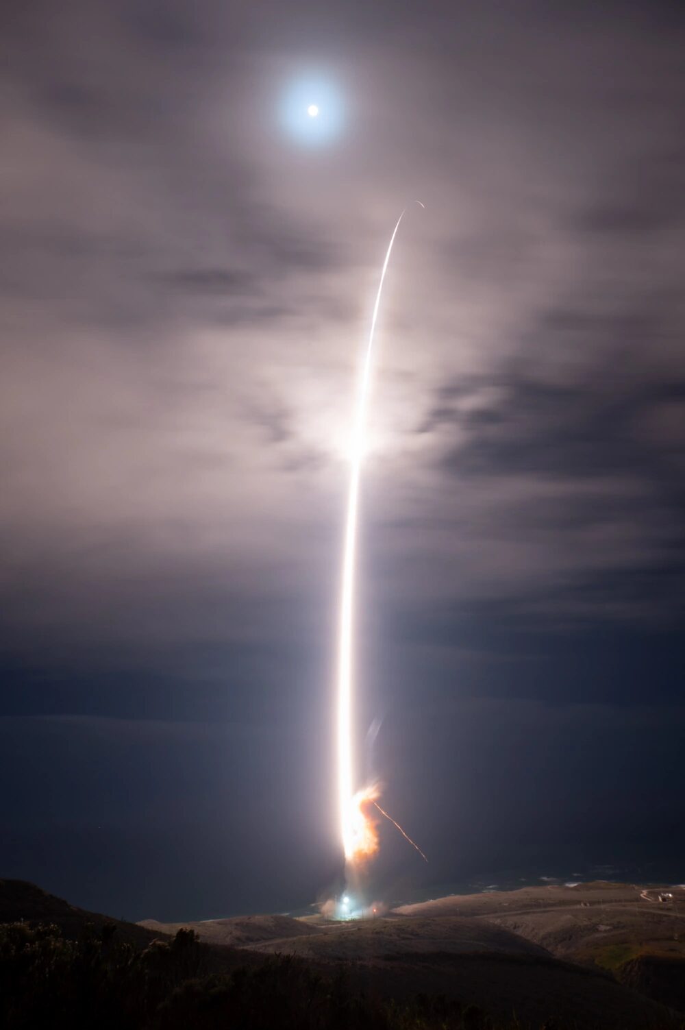 Un misil balístico intercontinental Minuteman III desarmado se lanza durante una prueba operativa a la 01:35 a.m., hora del Pacífico, el 5 de noviembre de 2025, en la Base de la Fuerza Espacial de Vandenberg, California. (Foto de la Fuerza Espacial de EE. UU. por el Sargento Joshua LeRoi)