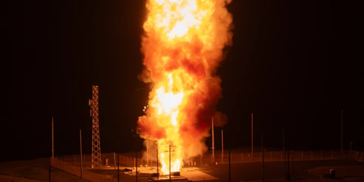Un misil balístico intercontinental Minuteman III desarmado se lanza durante una prueba operativa a la 01:35 a.m., hora del Pacífico, el 5 de noviembre de 2025, en la Base de la Fuerza Espacial de Vandenberg, California. (Foto de la Fuerza Espacial de EE. UU. por el Sargento Joshua LeRoi)