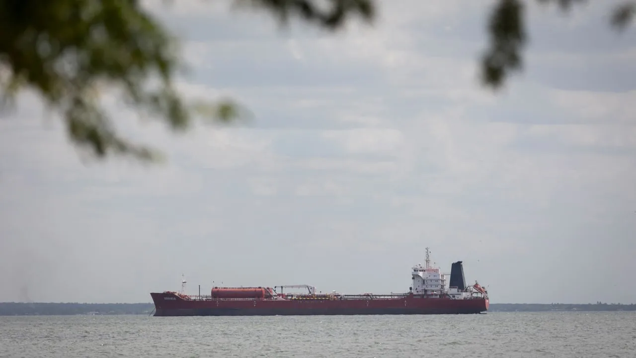 El petrolero Bronco está anclado en el Lago de Maracaibo, cerca del puerto de crudo Bajo Grande operado por la compañía estatal de petróleo PDVSA, en Maracaibo, Venezuela, el 9 de febrero de 2026. (Ilustración)
(crédito de foto: REUTERS/MARCO BELLO)
