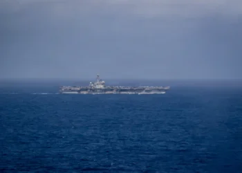 El portaaviones de la clase Nimitz USS Abraham Lincoln (CVN 72) transita por el Mar de China Meridional el 10 de enero de 2026. (Foto de la Marina de los EE. UU. por el Especialista en Comunicación de Masas de 2.ª Clase Christian Kibler)