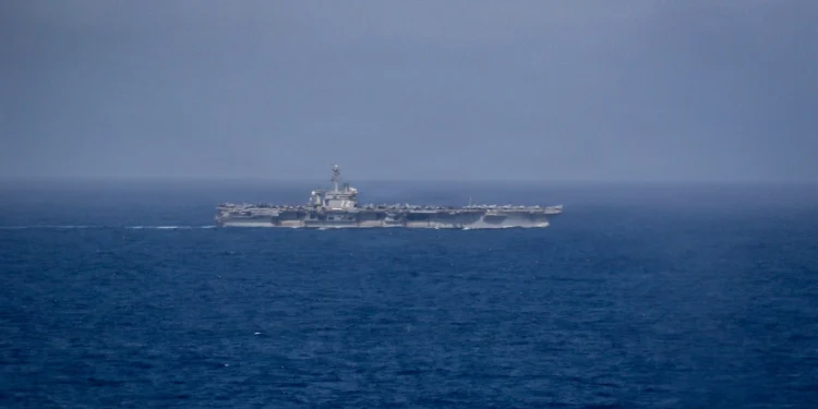 El portaaviones de la clase Nimitz USS Abraham Lincoln (CVN 72) transita por el Mar de China Meridional el 10 de enero de 2026. (Foto de la Marina de los EE. UU. por el Especialista en Comunicación de Masas de 2.ª Clase Christian Kibler)