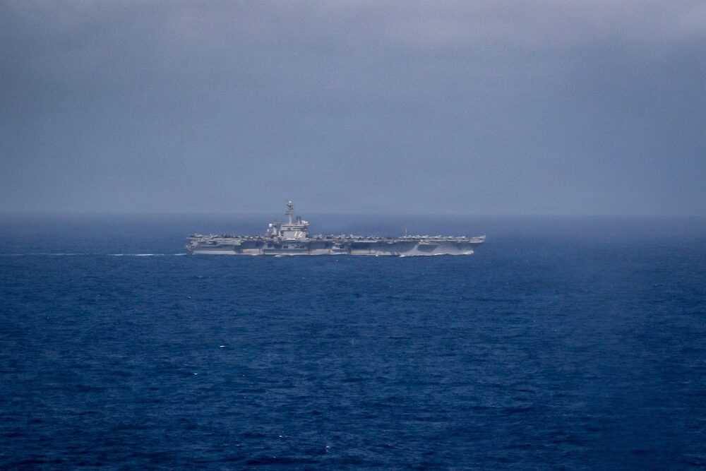 El portaaviones de la clase Nimitz USS Abraham Lincoln (CVN 72) transita por el Mar de China Meridional el 10 de enero de 2026. (Foto de la Marina de los EE. UU. por el Especialista en Comunicación de Masas de 2.ª Clase Christian Kibler)