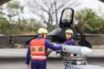 Un misil siendo preparado para ser cargado en un avión de combate durante un ejercicio militar en la Base Aérea de Chiayi en Taiwán. | AFP-JIJI