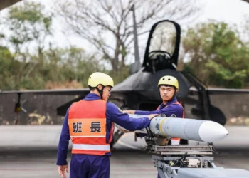 Un misil siendo preparado para ser cargado en un avión de combate durante un ejercicio militar en la Base Aérea de Chiayi en Taiwán. | AFP-JIJI