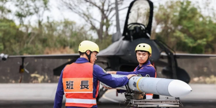 Un misil siendo preparado para ser cargado en un avión de combate durante un ejercicio militar en la Base Aérea de Chiayi en Taiwán. | AFP-JIJI