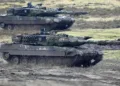 ARCHIVO - Dos tanques Leopard 2 se ven en acción en el Cuartel Mariscal de Campo Rommel en Augustdorf, Alemania, el miércoles 1 de febrero de 2023. Alemania quiere recomprar tanques Leopard 2 fuera de servicio de Suiza para reemplazar los tanques que Berlín y sus aliados occidentales están enviando a Ucrania, dijo el gobierno suizo el viernes. (Foto AP/Martin Meissner, Archivo)