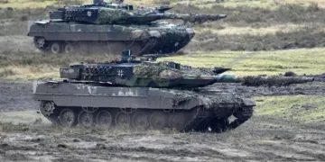 ARCHIVO - Dos tanques Leopard 2 se ven en acción en el Cuartel Mariscal de Campo Rommel en Augustdorf, Alemania, el miércoles 1 de febrero de 2023. Alemania quiere recomprar tanques Leopard 2 fuera de servicio de Suiza para reemplazar los tanques que Berlín y sus aliados occidentales están enviando a Ucrania, dijo el gobierno suizo el viernes. (Foto AP/Martin Meissner, Archivo)