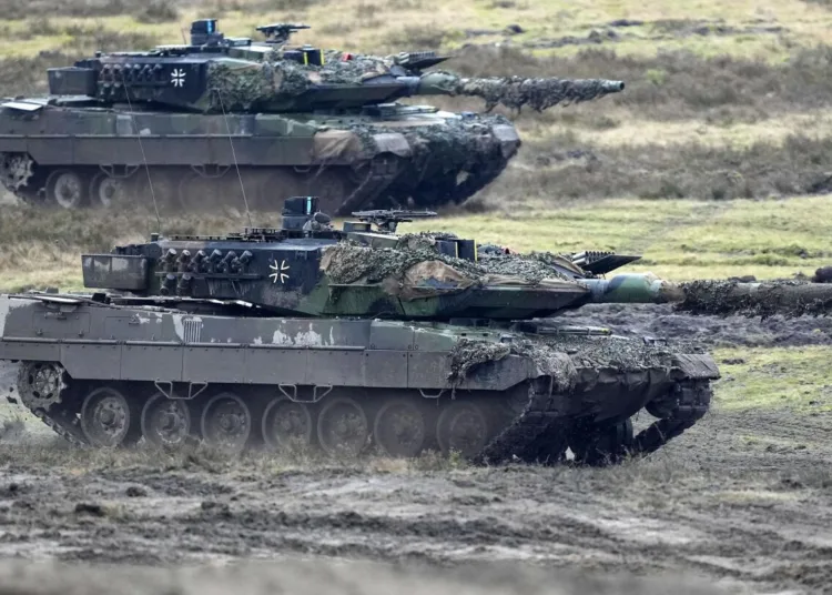 ARCHIVO - Dos tanques Leopard 2 se ven en acción en el Cuartel Mariscal de Campo Rommel en Augustdorf, Alemania, el miércoles 1 de febrero de 2023. Alemania quiere recomprar tanques Leopard 2 fuera de servicio de Suiza para reemplazar los tanques que Berlín y sus aliados occidentales están enviando a Ucrania, dijo el gobierno suizo el viernes. (Foto AP/Martin Meissner, Archivo)