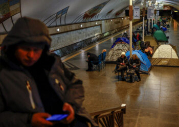 Personas se refugian dentro de una estación de metro durante un ataque nocturno con misiles y drones rusos en Kiev, Ucrania, el 7 de febrero de 2026. Crédito: Alina Smutko, Reuters