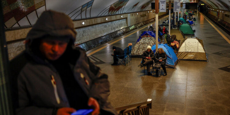 Personas se refugian dentro de una estación de metro durante un ataque nocturno con misiles y drones rusos en Kiev, Ucrania, el 7 de febrero de 2026. Crédito: Alina Smutko, Reuters