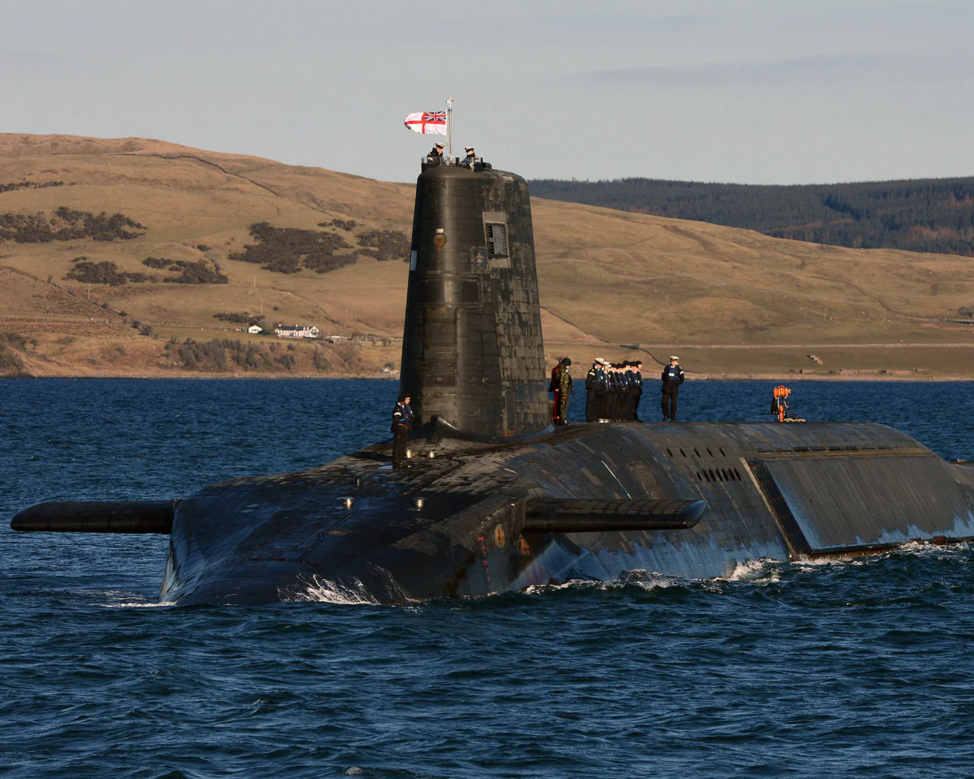 El submarino nuclear británico HMS Victorious de la clase Trident es fotografiado cerca de Faslane, Escocia, el 4 de abril de 2013. (Foto del Ministerio de Defensa del Reino Unido)