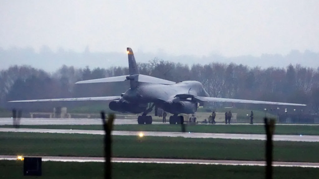 El B-1 Lancer de 44,5 m (146 pies) fue fotografiado llegando a la RAF Fairford en Gloucestershire el viernes/ Créditos: BBC