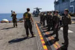 Los Marines de la Fuerza Marítima de Propósito Especial, asignados a la 26ª Unidad Expedicionaria de Marines Capaces de Operaciones Especiales, realizan ejercicios de familiarización con armas en la cubierta de vuelo del USS Bataan en el mar Mediterráneo, el 26 de julio de 2023. Créditos: Marina de EE.UU.