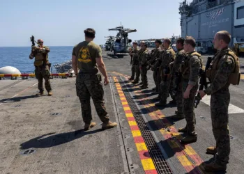 Los Marines de la Fuerza Marítima de Propósito Especial, asignados a la 26ª Unidad Expedicionaria de Marines Capaces de Operaciones Especiales, realizan ejercicios de familiarización con armas en la cubierta de vuelo del USS Bataan en el mar Mediterráneo, el 26 de julio de 2023. Créditos: Marina de EE.UU.