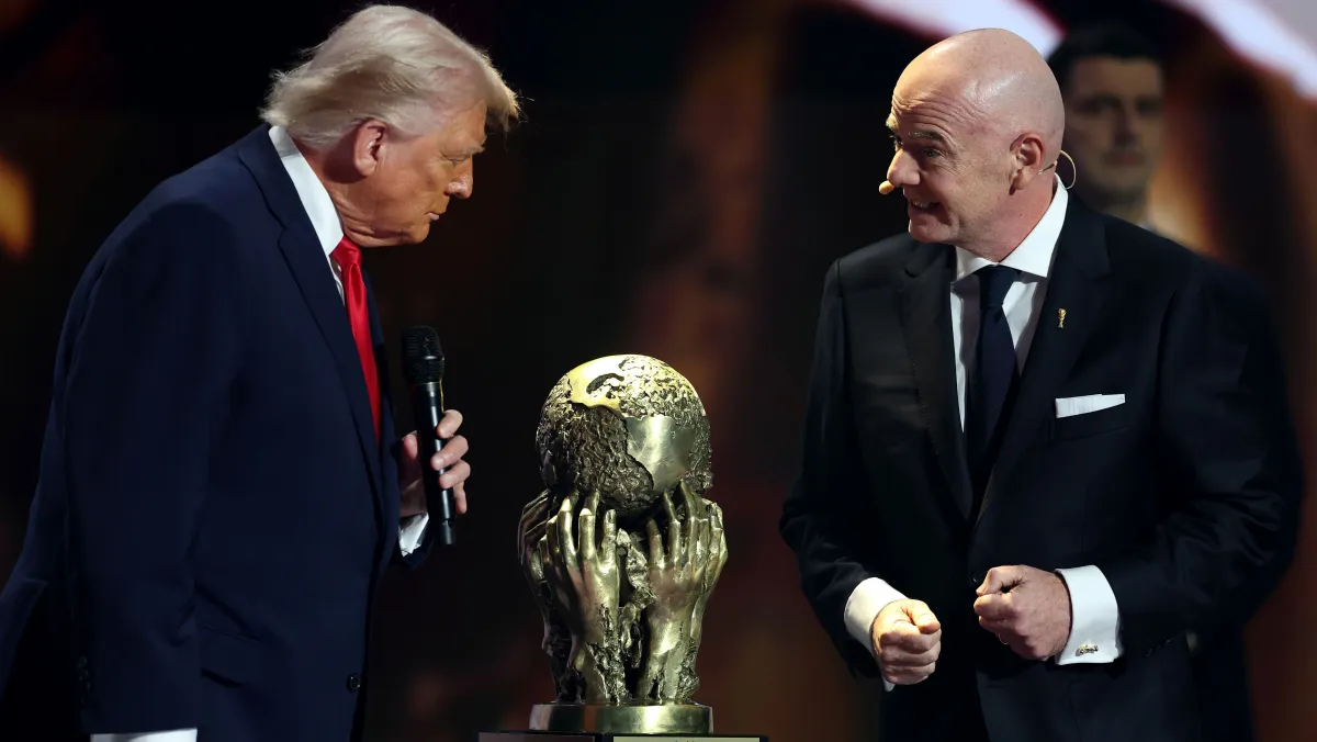 Donald Trump y Gianni Infantino junto a la Copa del Mundo. Crédito: archivo