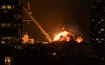 Una bola de fuego se elevó sobre Tel Aviv tras un ataque con drones al inicio de la guerra, el 28 de febrero. Crédito: AFP