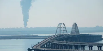 Una densa columna de humo se eleva desde un depósito de combustible ruso en llamas cerca del Puente de Crimea, una ruta clave que conecta Rusia con Crimea y que Moscú utiliza para transportar tropas y equipo al frente en Ucrania. Créditos: REUTERS/Stringer.