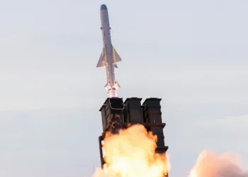 Está previsto que, para marzo de 2028, se realicen despliegues adicionales de misiles Tipo 12 mejorados y misiles de alta velocidad (HGV) en otras ubicaciones de Japón, entre ellas Hokkaido, en el norte, y Miyazaki, en el sur. Créditos: Commonwealth de Australia, Ministerio de Defensa.