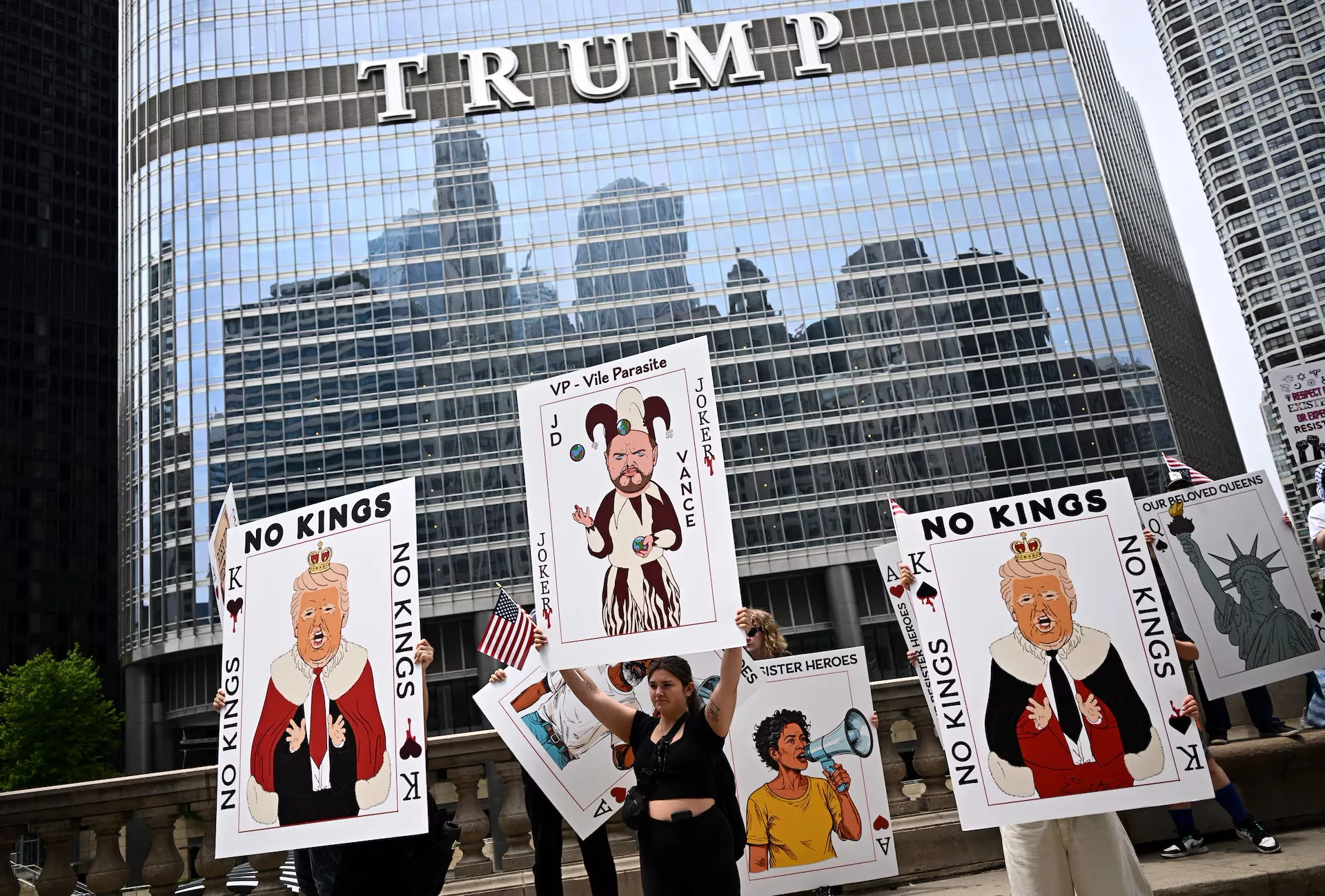 Protestas masivas en contra de Trump bajo el lema de No Kings en Chicago, Illinois. Créditos: REUTERS/Dylan Martinez