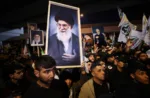 Los chiitas iraquíes llevan un retrato del Líder Supremo de Irán, el Ayatolá Ali Khamenei, durante una protesta contra los ataques de Estados Unidos e Israel a Irán en un puente que conduce a la Zona Verde, donde se encuentra la embajada de Estados Unidos, en Bagdad, el 28 de febrero de 2026. Foto: AFP
